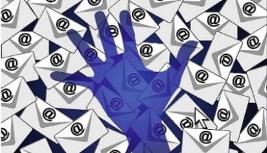 Image montrant une main qui semble intercepter du courrier spam