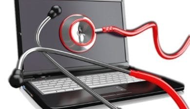 Photo représentant un ordinateur avec un stétoscope pour faire un audit du PC