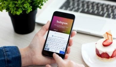 Photo à la une de l'appli Instagram- un téléphone connecté sur Instagram