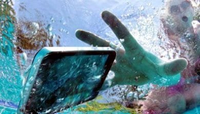 image d'un smartphone tombé dans l'eau
