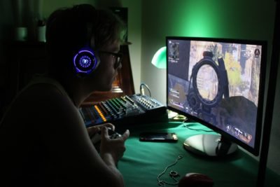 Image représentant un gamer face à son PC