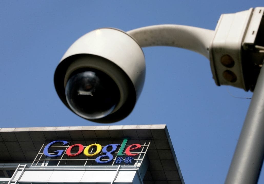 Image représentant le logo de Google sous une caméra de surveillance