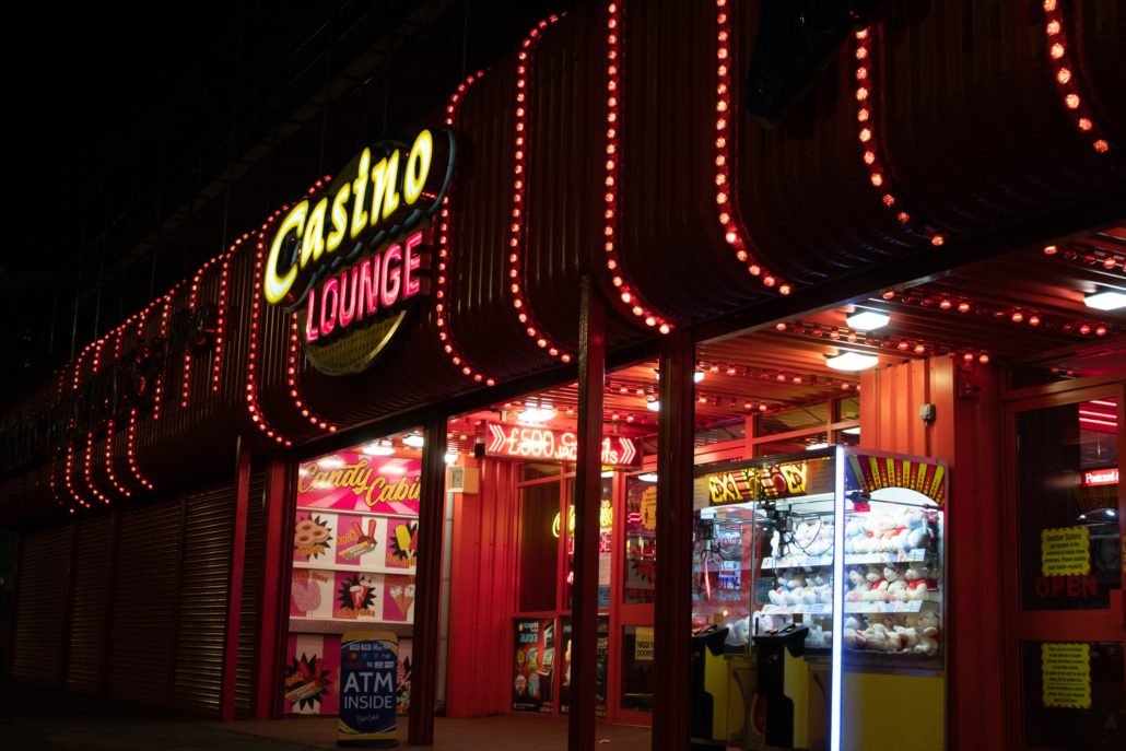 Une devanture de magasin éclairée la nuit avec beaucoup de lumières