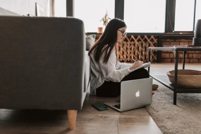 Image représentant une femme avec un ordinateur qui travaille son référencement Web