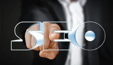 Homme d'affaires interagissant avec une interface tactile 3D du mot SEO pour le référencement