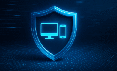 Illustration réaliste d’un bouclier lumineux bleu protégeant des icônes de PC et de smartphone, sur fond de circuit imprimé et lignes de données.